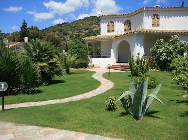 Property grounds - Beautiful private villa for 6 people with TV, patio and panoramic view (Maracalagonis)