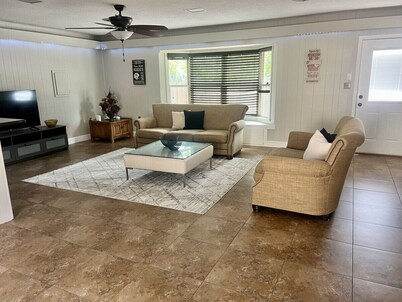 4 Bedroom Home 2 Miles to Campus