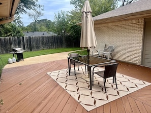 Outdoor dining - 4 Bedroom Home 2 Miles to Campus (College Station)