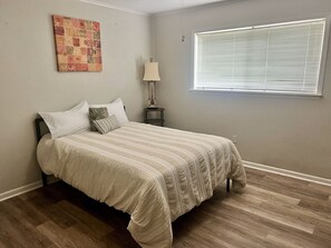 4 bedrooms, desk, free WiFi, bed sheets - 4 Bedroom Home 2 Miles to Campus (College Station)