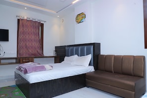 Desk, laptop workspace, free WiFi - Hotel Midway Taj (Agra)