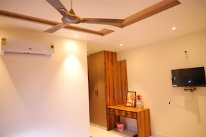 Desk, laptop workspace, free WiFi - Hotel Midway Taj (Agra)