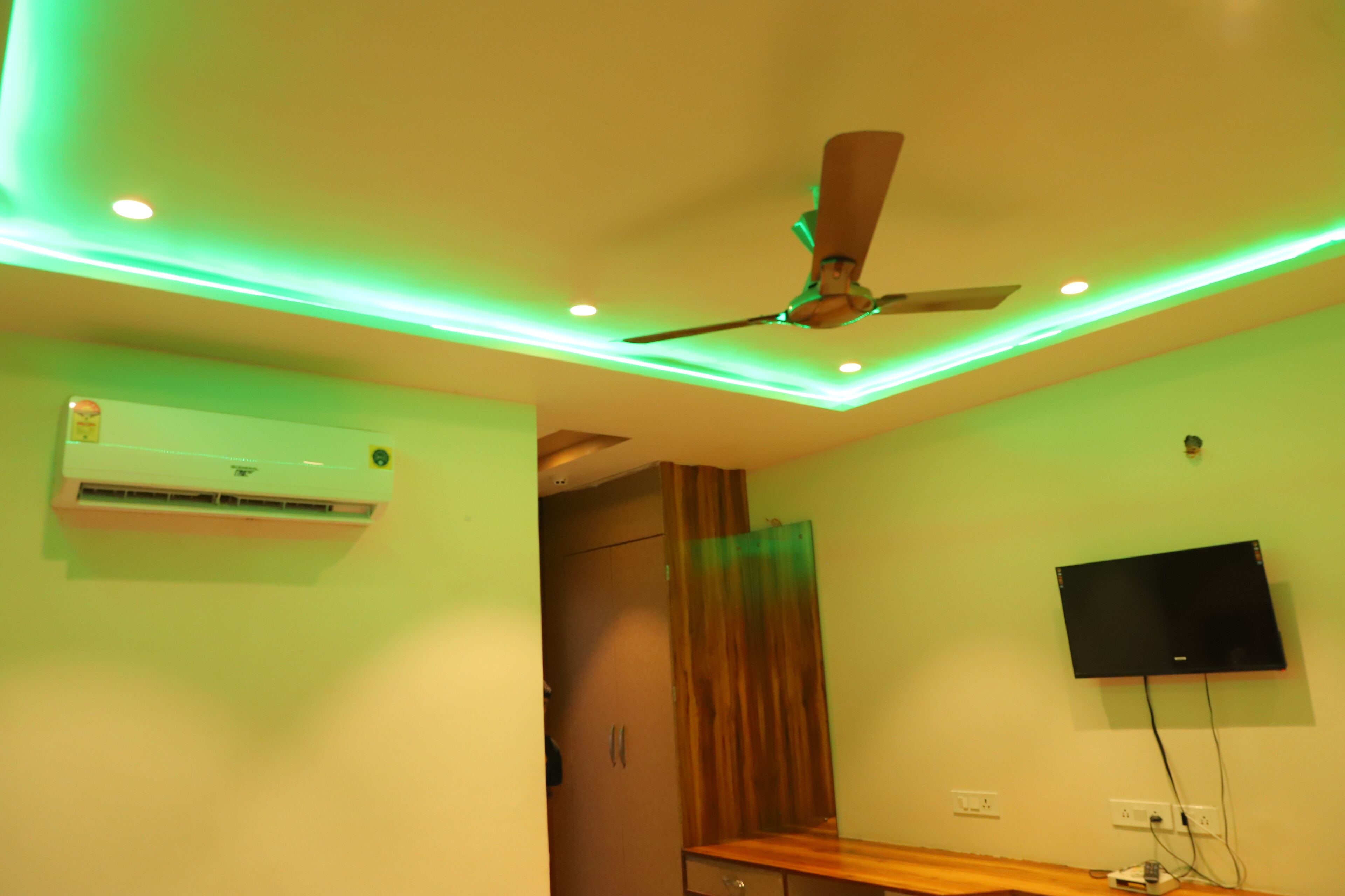 書桌、筆電工作空間、免費無線上網