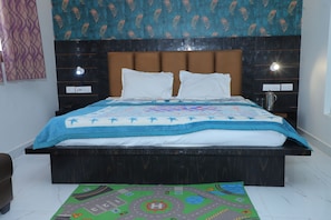 Desk, laptop workspace, free WiFi - Hotel Midway Taj (Agra)