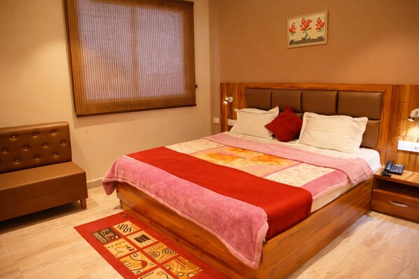 Deluxe Room, Balcony, City View | Desk, laptop workspace, free WiFi - Hotel Midway Taj (Agra)