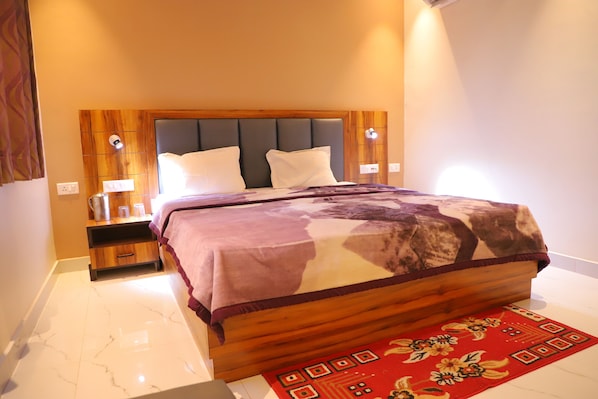 Desk, laptop workspace, free WiFi - Hotel Midway Taj (Agra)