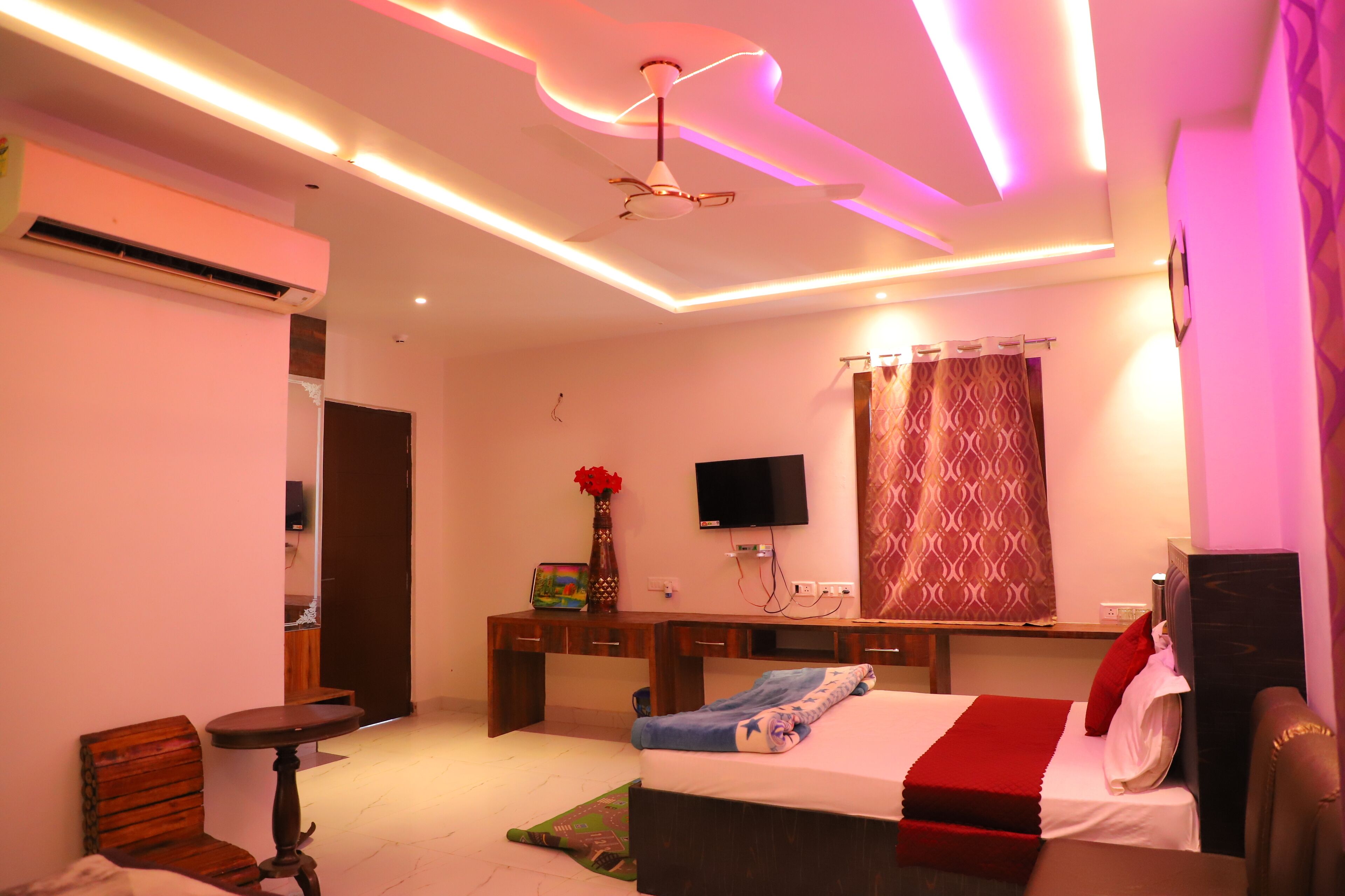 Escritorio, espacio para trabajar con laptop y wifi gratis 