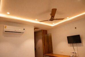 Deluxe Room, Balcony, City View - Hotel Midway Taj (Agra)