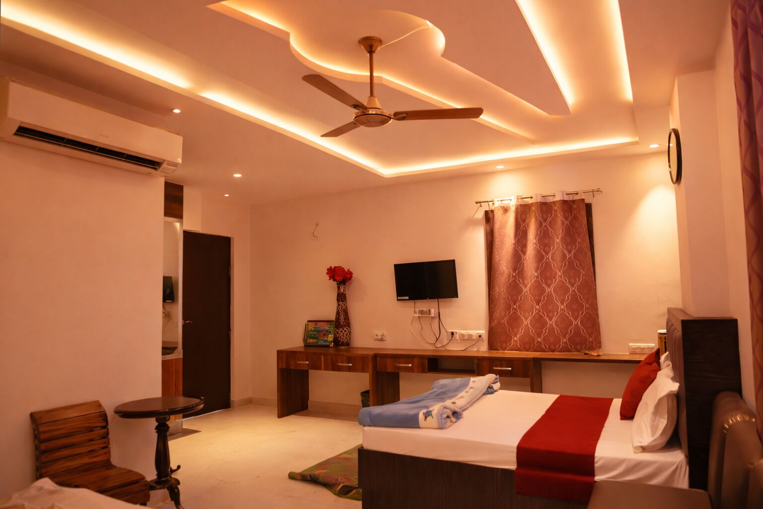 Habitación familiar, balcón, vista a la ciudad | Escritorio, espacio para trabajar con laptop y wifi gratis 