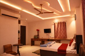 Desk, laptop workspace, free WiFi - Hotel Midway Taj (Agra)