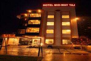 Front of property - Hotel Midway Taj (Agra)