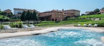 Beautiful private villa with private pool, A/C, hot tub, WIFI, TV, terrace and panoramic view