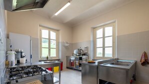 Een oven, een vaatwasser