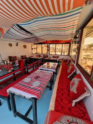 Petit déjeuner continental (4 EUR par personne)