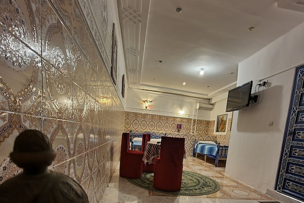 Habitació triple, vistes al mar | Planxa i posts de planxar i wifi gratuïta