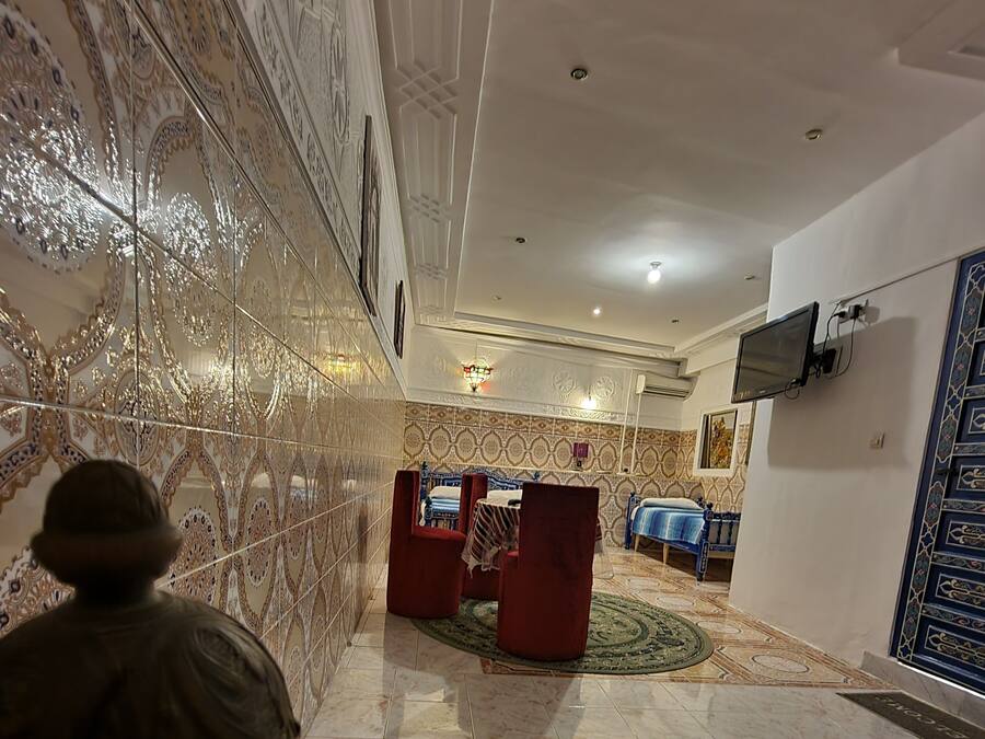 Driepersoonskamer, uitzicht op zee | Een strijkplank/strijkijzer, gratis wifi