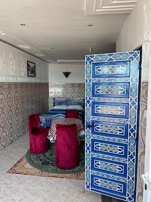 Quarto triplo, vista para o mar | Ferros/tábuas de passar roupa, Wi-Fi de cortesia