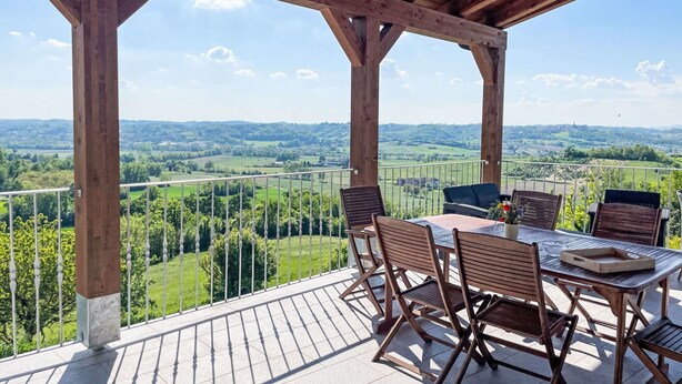 Outdoor dining - Nice apartment for 4 people with WIFI, pool, A/C, terrace, pets allowed and panoramic view (Portacomaro)