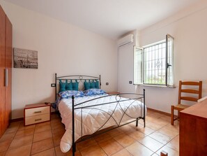 1 bedroom, travel cot, free WiFi