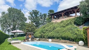 A swimming pool with lounge chairs, a pergola, and a view of a hillside with trees. - Nice apartment for 4 people with WIFI, pool, A/C, terrace, pets allowed and panoramic view (Portacomaro)