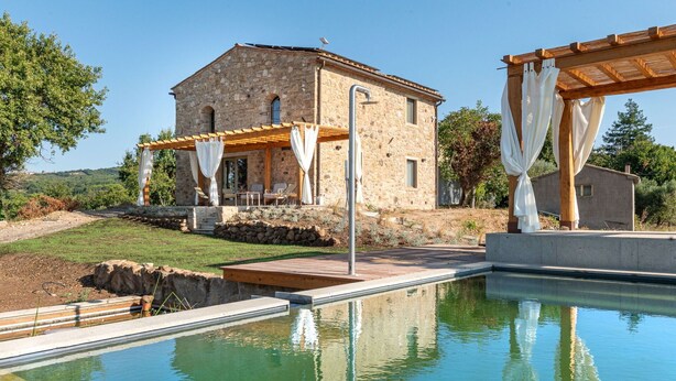 A stone building with a pool, outdoor seating, and a pergola. - Beautiful private villa for 10 guests with private pool, WIFI, terrace and pets allowed (Roccastrada)