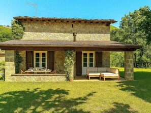 A stone building with a covered patio, a dining table, and a sofa. - Wonderful private villa with WIFI, private pool, TV, patio, pets allowed and panoramic view (Pescia)