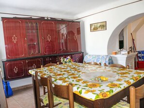 Dining - Stunning villa for 4 people with WIFI, balcony, pets allowed and panoramic view (Borgomaro)