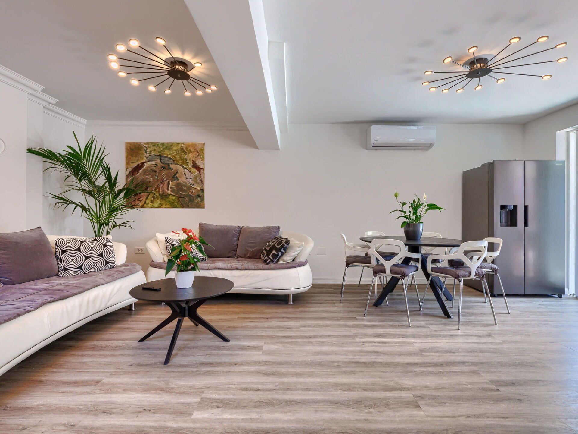 Furniture, Couch, Plant, Houseplant, Wood, Lighting, Interior Design, Decoration, Architecture, Flooring