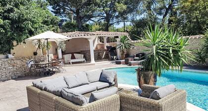 Alleinstehendes Ferienhaus mit Whirlpool, W-LAN, privatem Pool, Klimaanlage, TV, Terrasse