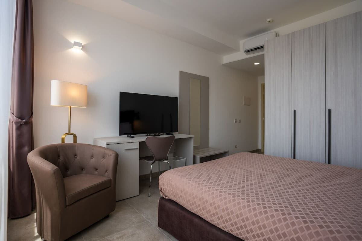 1 bedroom, in-room safe, desk, blackout curtains