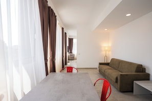 Deluxe Suite | In-room safe, desk, blackout drapes, iron/ironing board - Hotel Bulà (Bollate)