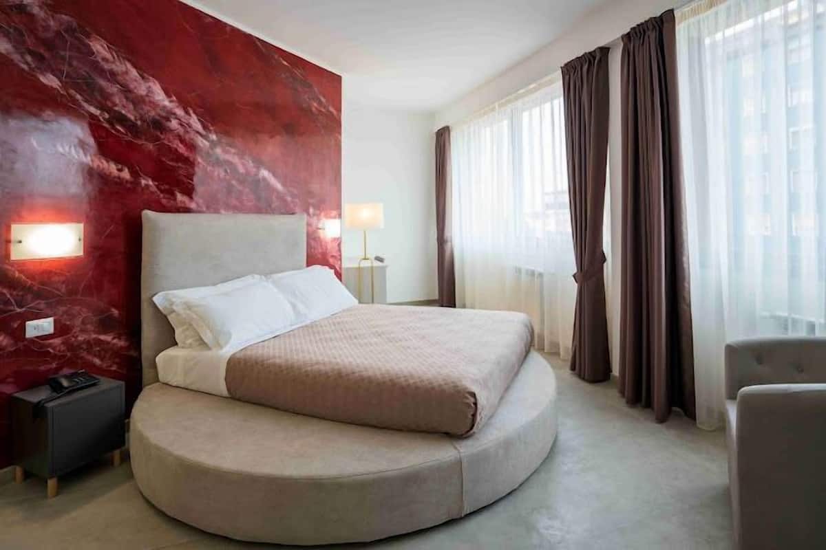 Deluxe Suite | 1 bedroom, in-room safe, desk, blackout curtains