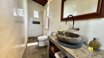 Dusche, Haartrockner, Hausschuhe, Handtücher