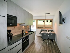 Micro-ondes, four, lave-vaisselle, chaise haute