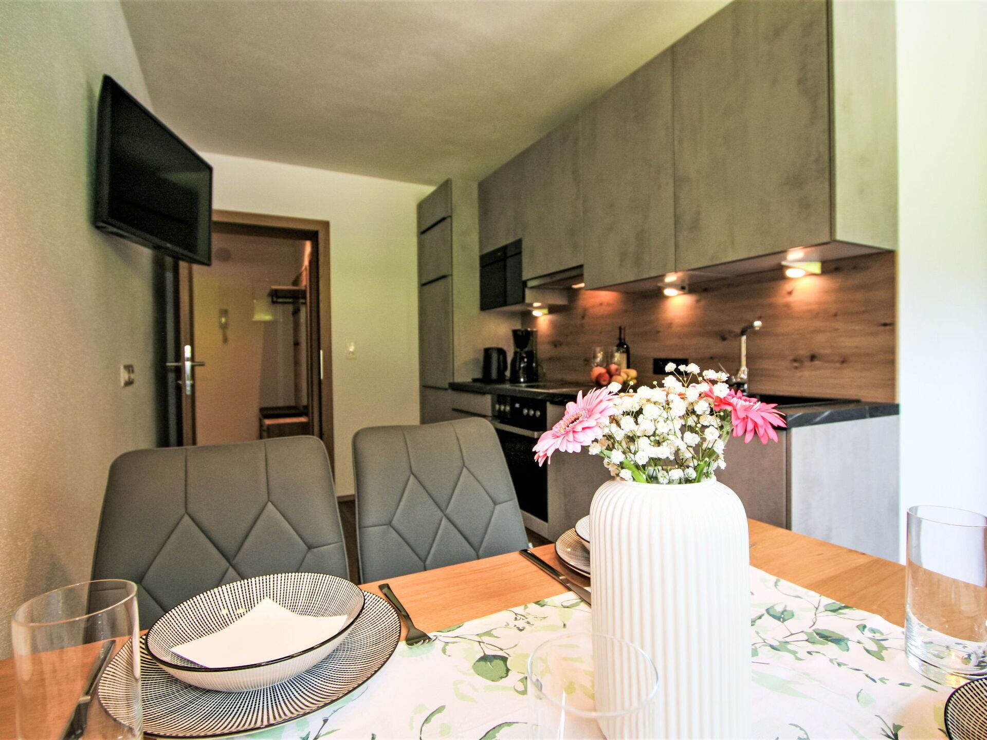Bloem, Tafel, Eigendom, Meubilair, Fotolijst, Gebouw, Decoratie, Verlichting, Interieur Ontwerp, Fabriek