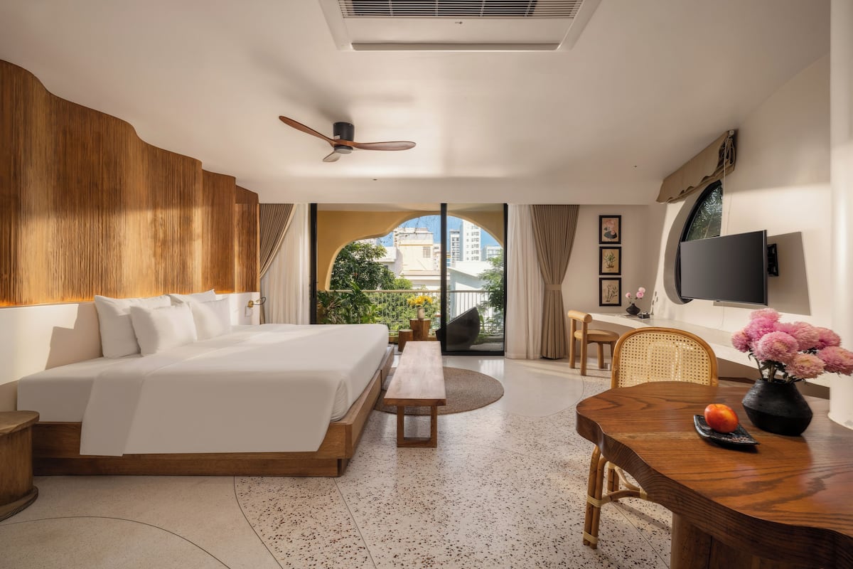 SUITE GARDEN BALCONY BATHTUB - Vip Offer 30 min Herbal Foot Bath & Airport Drop Off | Ylelliset vuodevaatteet, minibaari, yksilöllisesti sisustettu