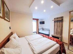 15 bedrooms, free WiFi