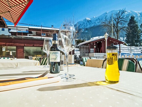 Wunderbares alleinstehendes Ferienhaus für 36 Leute mit  W-LAN, TV und Terrasse