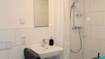 Dusche, Haartrockner, Handtücher