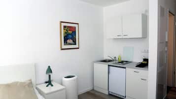 Kühlschrank, Wasserkocher mit Kaffee-/Teezubehör