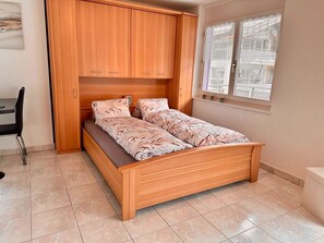 1 chambre, lit parapluie, Wi-Fi gratuit, draps fournis
