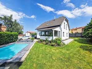 Exterior - Stunning private villa for 8 guests with private pool, WIFI, TV and patio (Prague)