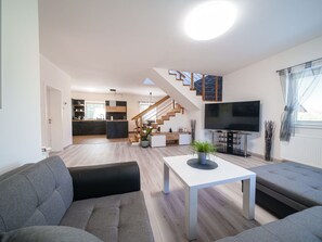 TV - Beautiful private villa for 8 guests with WIFI, private pool, TV and patio (Prague)
