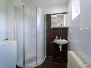 Bathroom - Stunning private villa for 5 guests with WIFI, TV, terrace and pets allowed (Chlumec Nad Cidlinou)