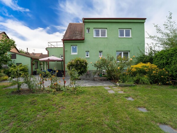 Exterior - Stunning private villa for 5 guests with WIFI, TV, terrace and pets allowed (Chlumec Nad Cidlinou)