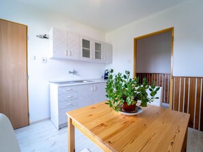 Oven, dishwasher - Stunning private villa for 5 guests with WIFI, TV, terrace and pets allowed (Chlumec Nad Cidlinou)