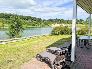 Outdoor dining - Beautiful apartment in villa for 6 guests with WIFI, pool, TV, terrace and pets allowed (Bremervörde)