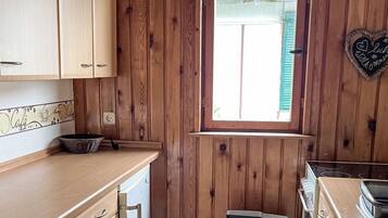 Mikrowelle, Ofen, Esstisch