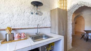 MikrovÄgsugn, brödrost, barnstol och matbord