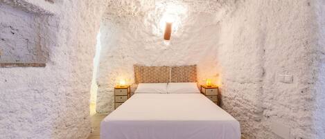 2 chambres, fer et planche à repasser, lit de bébé portatif